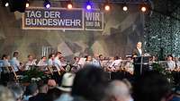 Minister Pistorius spricht am Rednerpult vor Publikum am Tag der Bundeswehr