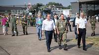 Minister Pistorius läuft mit mehreren Personen über das Veranstaltungsgelände am Tag der Bundeswehr