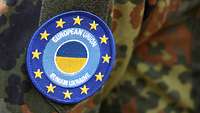 Nahaufnahme von einem Patch der European Union mit der Aufschrift „EUMAM Ukraine“
