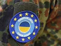 Nahaufnahme von einem Patch der European Union mit der Aufschrift „EUMAM Ukraine“