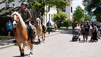 Zwei Soldatinnen reiten auf Haflingern durch die Kaserne in Murnau