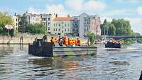 Zwei Motorboote fahren auf der Havel