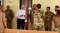Der deutsche Militärbischof auf dem Militärflughafen Sigonella auf Sizilien mit stationierten Bundeswehrsoldaten