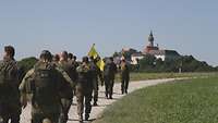 Soldaten auf dem Weg zum Kloster Andechs