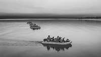 Soldaten in fünf Schlauchbooten auf dem Wasser nähern sich der Küste. 