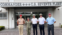 Soldaten stehen vor dem Hauptquartier der Siebten Flotte der USA im japanischen Yokosuka.