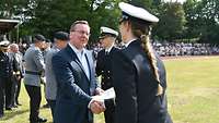 Bundesminister Pistorius befördert eine Studentin der HSU/UniBw Hamburg zur Frau Leutnant zur See.
