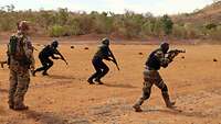 Deutsche Soldaten trainieren mit malischen Soldaten das Schießen