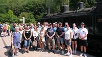 Gruppenbild vor dem Kuckucksbähnel in Elmstein