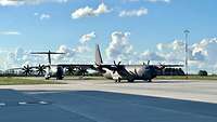 A400M und C-130J starten in Évreux zum gemeinsamen taktischen Flug.