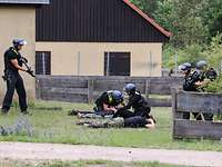 Polizisten nehmen eine Person fest.