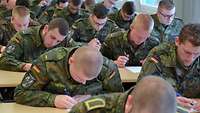 Soldaten sitzen in einem Unterrichtsraum