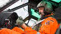 Ein Bundeswehrsoldat sitzt im Cockpit eines Hubschraubers