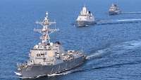 Drei Kriegsschiffe fahren in der Ostsee in Formation