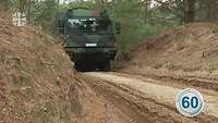 Lkw im Wald auf sandigem Untergrund