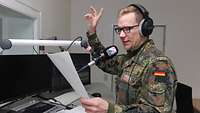 Soldat gibt Handzeichen zum Abspielen eines Nachrichtentons