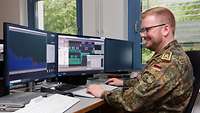 Soldat bei der Arbeit am PC