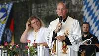 Militärpfarrer Frank Schneider und seine Pfarrhelferin Alexandra Kuffer beim Gottesdienst