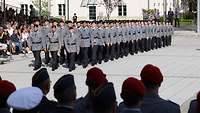 Soldaten marschieren in Formation auf dem Paradeplatz