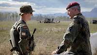 Zwei Soldaten stehen sich gegenüber und sprechen miteinander.