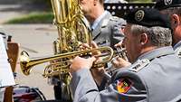 Musikanten des Heeresmusikkorps spielen ein Lied