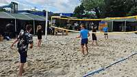 Jugendliche spielen Beach-Volleyball