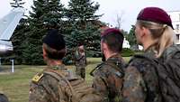 Generalmajor Frevel steht vor einer Formation und hält eine Ansprache.