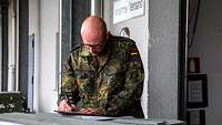 Ein Soldat bei der Überprüfung von Vorschriften.