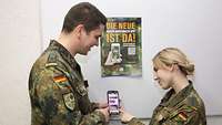Soldat weist weitere Soldatin in eine App ein