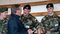 Irische Soldaten mit dem Minister
