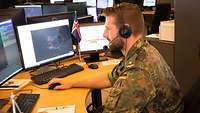Ein Soldat im Control and Reporting Center