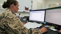 Eine Soldatin arbeitet an einem Computer.