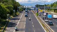 Feldjäger auf Motorrädern sichern auf der Autobahn Busse ab