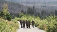 Mehrere Soldaten laufen auf einer Straße zum Gipfel des Brockens