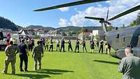 Zahlreiche freiwillige Helfer und Hilfsorganisationen aus verschiedenen Nationen beladen die Hubschrauber 