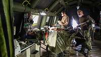 Soldaten versorgen verwundete Personen in einem Sanitätszelt