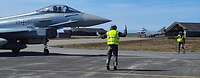 Eurofighter wird von Bodenpersonal in Parkpostion eingewiesen