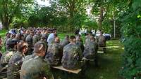 Soldaten beim Gottesdienst am Birkenkreuz