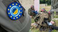 Arm einer Uniform mit einem Wappen darauf: European Union EUMAM Ukraine