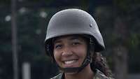 Eine Soldatin mit Helm