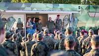 Soldatengruppe vor einem Karrieretruck der Bundeswehr