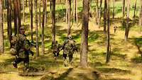 Mehrere Soldaten beim Vorrücken in einem sonnendurchfluteten Wald