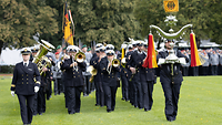 Das Marinemusikkorps Kiel marschiert spielend auf seine Position auf dem Appellplatz
