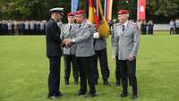 Auf dem Appellplatz schüttelt der Generalinspekteur dem neuen Kommandeur der Führungsakademie der Bundeswehr die Hand
