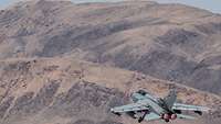 Zu sehen ist ein startender Kampfjet vom Typ Tornado vor einer Wüstenlandschaft.