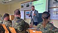Pastoralreferent Martin Diewald beim LKU-Unterricht vor Soldaten