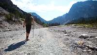 Ein Wanderer auf einem Weg in den Alpen