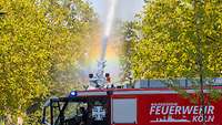 Ein Wasser spritzendes Feuerwehrfahrzeug der Bundeswehr