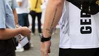 Ein Sportler mit dem Tattoo „I am the master" auf dem Unterarm