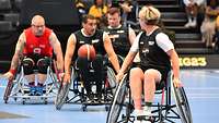 Vier Rollstuhlbasketballer auf dem Spielfeld